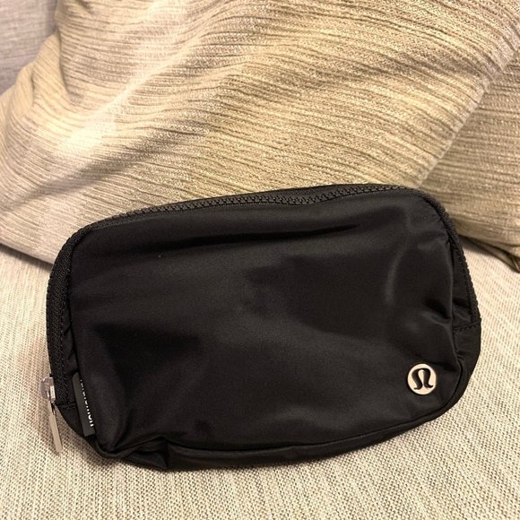 Lululemon Everywhere Belt Bag Black - Picture 3 of 6